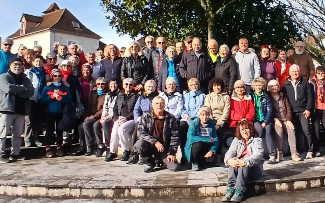 Les marcheurs ont partagé la galette des rois, sous le préau de la place du village